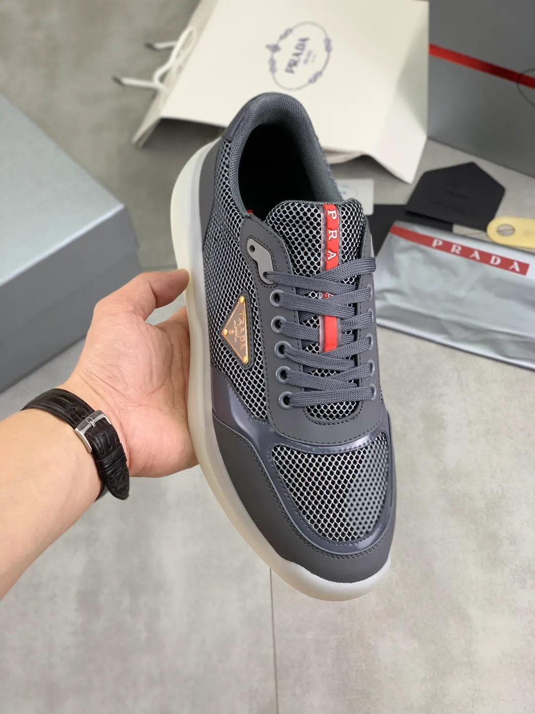 Men's shoes 💰P600💰 [New style] popular models are on the official website, 🆘 Trendy brand (Prada) mainly promotes popular models, avant-garde and versatile fashion men's shoes private version mold opening, cowhide surface splicing 1:1.. Fashionable and simple, original imported cowhide lining cowhide feet; the atmosphere and personality are more fashionable, eye-catching and pursuing class. It will subvert old ideas and be a must-have for fashion trendsetters with you! Must keep it for yourself! Tall and comfortable, large and low, high-end quality workmanship. Size: 38-45 3️⃣colors available.
